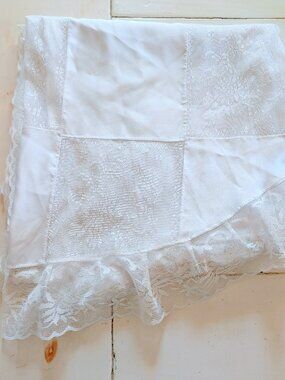 VTG Lace & Satin Oval Tablecloth 86x64 Patchwork Ruffle Cottagecore Ivory Oblong